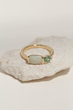 Opal And Peridot Ring, Unique Engagement Rings Opal, Emerald And Opal Ring, Everyday Emerald Ring, Opal And Emerald Ring, Pretty Jewellery Rings, Gold Rings With Stone, Rough Opal Ring, Natural Opal Jewelry