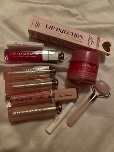 Pretty Makeup Products, Makeup Bag Essentials, Makeup Needs, Lip Injections, Pretty Skin Care, Fancy Makeup, Lip Products, Makeup Items, Body Skin Care Routine