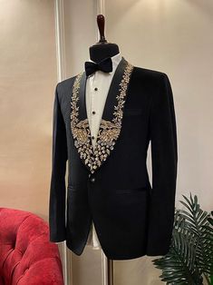 Mens Suit With Embroidery, Bandgala For Men Embroidery, Men's Avant Garde Fashion, Embroidery Suits Design Men, Embroidery Blazer Men, Luxury Designer Embroidered Tuxedo, Luxury Bollywood Bandhgala With Gold Embroidery, Luxury Black Embroidered Tuxedo, Luxury Embroidered Men's Blazer