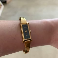 Vintage Gold & Black Gucci Watch In Excellent Condition. Fits 6-6.5” Wrist Best. Womens Vintage Watches, Gucci Watch Vintage, Vintage Watch Bracelet, Gucci Vintage Watch, Elegant Watches Women Classy, Vintage Watch Aesthetic, Vintage Gold Watches, Watches Aesthetic, Vintage Gucci Watch