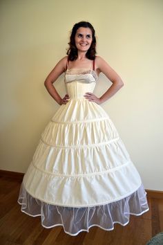 How To Make A Hoop Skirt. Definitely need to make a different top to go with this. #howto #tutorial Meme Costume, Hoop Dress, Scarlett Dresses, Robes Vintage, Cool Ideas