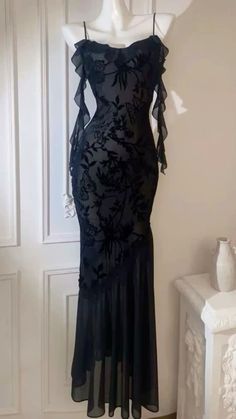 Alternative Formal Dress, 90s Prom Dress Short, Emo Formal Dress, Rockstar Prom Dresses, Pirate Prom Dress, Goth Prom Ideas, Alt Formal Dress, Witch Prom Dress, Dark Formal Dresses