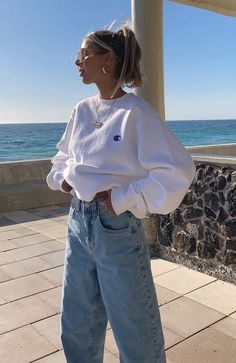 White Sweatshirt Outfit, Have A Good Day Hoodie, Crew Neck Outfit, Crewneck Outfit, Estilo Cholo, Sweatshirt Aesthetic, Hoodie Aesthetic, Sweatshirt Outfit, Have A Good Day