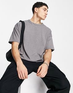 T-shirt van ASOS DESIGN Onderdeel van onze verantwoorde edit Effen model Met ronde hals Verlaagde schouders Oversized pasvorm T Shirt Oversize, Male Poses, Plain Tshirt, Plain Design, Web Banner, Poses For Men, Design T Shirt, Oversized Tshirt, Banner Design