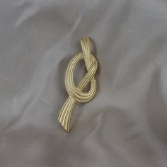 This vintage brooch is the perfect way to show your appreciation and love for your mother, wife, or daughter. It also makes a fantastic gift for Mother's Day or a birthday present for that someone special.👌 M A T E R I A L• 18K Gold plated over brass• This product is hypoallergenic (nickel free) and tarnish resistant📏 S I Z E• Length: 6.5 cm (2.56 inch)• Width: 2.5 cm (0.98 inch) Vintage Yellow Gold Pins For Gifts, Vintage Yellow Gold Pins For Gift, Vintage Yellow Gold Lapel Pin As A Gift, Vintage Yellow Gold Lapel Pin For Gift, Gold Lapel Pin For Party, Elegant Yellow Gold Brooches As Gift, Elegant Yellow Gold Brooch Gift, Gold Brass Brooches As Gifts, Gold Brass Brooches For Gift