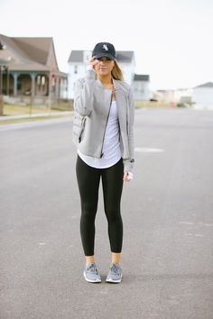 @ aliciaxb Stylish Mom Outfits, Birkenstock Outfit, Black Leggings Outfit, Athleisure Trend, Skandinavian Fashion, Spring Work Outfits, Lounge Outfit, Paris Mode, Athleisure Women