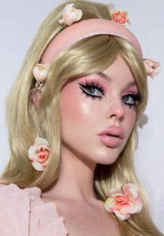 Princess Peach Makeup, 70s Eye Makeup, The 70s Aesthetic, Disco Parties, Peachy Eyeshadow, Disco Makeup, Dramatic Eyeliner, Peach Costume, Orange Eyeshadow