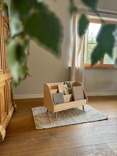 Montessori Birch Plywood Bookshelf for Nursery or Playroom - Perfect for Crawlers and Young Readers! This front-facing Montessori-style bookshelf is crafted from high-quality birch plywood, designed to encourage your child's love for reading from a young age. Ideal for nurseries or playrooms, the bookshelf features hidden storage to keep your child's favorite books organized and easily accessible. Why choose this Montessori Bookshelf? 🔸 Front-Facing Design for Early Readers Our "Levels" bookshe Book Storage For Nursery, Bookshelf For Nursery, Plywood Bookshelf, Homeschool Bookshelf, Front Facing Bookshelf, Minimalist Bookshelf, Organization Minimalist, Accessibility Design, Minimalist Bookshelves