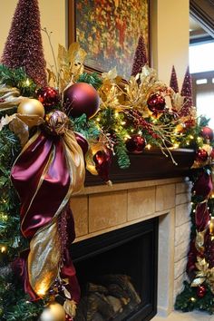 burgundy_christmas_mantle (7) Burgundy And Gold Christmas Tree, Burgundy And Gold Christmas, Christmas Mantle Ideas, Burgundy Christmas, Mantle Ideas, Christmas Displays, Fireplace Mantle Decor, Christmas Mantle Decor, Christmas Atmosphere