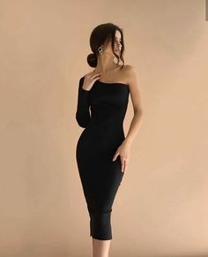 Elegant Dresses Photoshoot, Modeling Poses In Dress, Posing In Dresses Photography, Elegant Editorial Photoshoot, Fashion Photography Poses In Dress, Elegant Model Poses, Studio Poses For Women Dress, Black Dress Photo Ideas, Chic Photoshoot Ideas