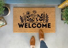 Welcome Flowers Doormat for spring porch decor Painted Welcome Mat, Doormat Design, Spring Doormat Diy, Flower Door Mat Diy, Diy Rug Painting, Fun Welcome Rug, Floral Door Mat, Floral Welcome Mat, Cute Door Mats