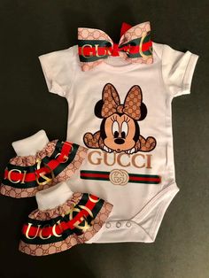 Baby Clothes Black Babies, Baddie Baby Outfits, Newborn Baby Stuff, Baby Chanel, Newborn Baby Outfits, Baby Stuff Ideas, Luxury Baby Gifts, Idee Babyshower