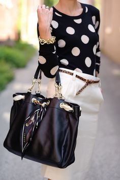 Chic large print polka dot sweater paired with a cream pencil skirt, animal print belt, chunky gold bracelet and Gucci bag --so classy : ) Black And White Outfit, Elegante Casual, Inspiration Mode, Fashion Mode, Work Attire, Work Fashion