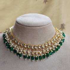 Antique and vintage finish beautiful choker set in jadau kundan  Adding to its beauty is emerald beads and pearls for that classy touch A perfect versatile choker for the festive and wedding season Finish that matches fine jewelry and premium quality kundan stones are used to make this stunning choker  A must have jewellery piece in your classy collection  For order related queries, feel free to connect over a DM  Team Rosh Pearl Choker Necklace Indian, Indian Jewellery Set, Choker Necklace Indian, Sabyasachi Designer, Indian Choker Necklace, Bridal Jewels, Bridesmaids Jewelry, Beautiful Chokers, Necklace Indian