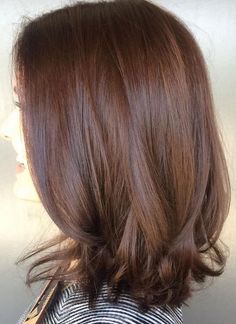 Attention all brunettes – take this picture to your colorist now! A rich, dimensional and shiny brunette shade by master colorist Amanda George. Warm Hair Color, Chocolate Brown Hair Color, Hair Color Chocolate, Red Highlights, Light Hair Color, Long Brown Hair, Trendy Hair Color