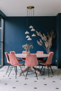 Eettafel met retro lampen en roze velvet kuipstoelen bij een donkerblauwe wand. Art Deco Kitchen Table, Art Deco Dining Room, Small House Living, Art Deco Kitchen, Small House Interior, Dining Room Blue, Small House Interior Design, Small House Decorating, Art Deco Home