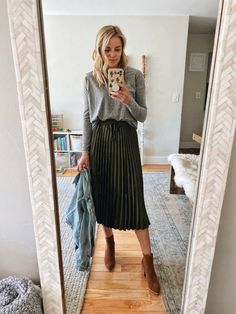 Black Pleated Skirt Outfit, Fii Puternic, Pleated Midi Skirt Outfit, Midi Skirt Outfit Winter, Skirt Outfit Fall, Rok Outfit, Black Skirt Outfits, Pleated Skirt Outfit, Leather Skirt Outfit