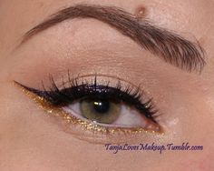 winged eyeliner with gold glitter Circus Makeup, Bean Dishes, Gold Eyeliner, Gold Makeup Looks, Rhinestone Makeup, Gold Eye Makeup, Makeup Nails Designs, Glitter Eyeliner, Gold Makeup