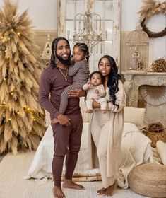 Family Portraits Brown Outfits, Family Thanksgiving Pictures, Christmas Photoshoot Ideas Black Family, Color Theme Family Pictures, Casual Family Outfits, Black Christmas Family Photos, Comfy Family Photo Shoot, Thanksgiving Pictures Family, Black Family Photo Outfits