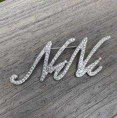 Beautiful custom script NeNe brooch  Grandmother grandma nickname or first name.  Comes with velvet pouch!  New!  Makes a great gift!  For the Grandma or NeNe in your life! Mother's Day, grandparents day, birthday, Christmas gift, Etc!  I have the following custom names available:  Nana, Nonna, Mimi, Kiki, Mama, Mom, Grandma, Granny, Grammy, Lolli, Gigi, Glam-ma, Gaga, Lala, Gram, Oma, Mema, Nonni, Meme, Nanny, Coco, Memaw, Auntie, Lola, Glammy, Grammie, Gammie, Gammy, Gma, Nani, Bella, Honey, Nonnie, YiaYia, Granna, Gramma, NiNi, NeNe, Mia, and Yaya! I add new styles all the time, so if you don't see the nickname your looking for, message me! I may be adding it soon!  In addition to the name brooches, I have a ton of other animals and abstract design brooches. If you want any other styles Elegant Personalized Silver Brooches, Personalized Silver Pins For Anniversary, Personalized Silver Brooches For Anniversary, Grandparents Day, Velvet Pouch, Pin Jewelry, Rhinestone Jewelry, Nanny, Jewelry Gift