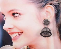 Overview These stylish Jhumka Earrings set from JewelryTrack will certainly leave you spellbound. These Jhumka Earrings set have an excellent finish and gives out an exquisite sense of style. If you are looking for an amazing Fashion Jewelry set for special occasions such as Anniversary, Engagement, Party, Wedding or for gifting , then your search ends here. Item Description: The look is stunning and preciously suitable for all kinds of dressy occasions. COLOR : Silver Metal: Brass With Good Qua Black Jhumkas As A Gift, Festive Black Jhumkas, Black Jhumka, Jhumki Earrings, Engagement Party Wedding, Amazing Fashion, Indian Earrings, Fashion Jewelry Sets, Jhumka Earrings