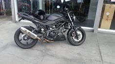 a black motorcycle parked in front of a building