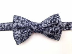 $124 COUNTESS MARA Men's BLUE SILK BOW TIE PRE-TIED WEDDING ADJUSTABLE BOWTIE Description Not just formal anymore. Pull on this Countess Mara bowtie and look dapper every day. Countess Mara bowtie Comes pre-tied Dry clean Imported About Us We sell only 100% authentic clothing from new with tags to gently used. We have a 100% authentic or money back guarantee on every item we sell. Items are listed daily so make sure to put us on your favorite! Most of our items come from a nationwide high end de Blue Bow Tie For Summer Weddings, Navy Formal Ties For Summer, Blue Satin Bow Suit And Tie Accessories For Wedding, Blue Bow Ties For Wedding, Wedding Blue Tie With Satin Bow, Blue Satin Bow Ties For Wedding, Blue Standard Bow Tie For Groom, Blue Semi-formal Suit And Bow Tie Accessories, Classic Luxury Semi-formal Bow Tie