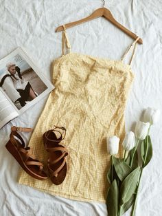 Poshmark Flat Lay Ideas, Flat Layout Clothes, Flat Lay Garment Photography, Flat Layout Photography, Flatlay Styling Clothes, Dress Product Photography Ideas, Layflat Photography Clothes, Flat Lay Outfit Ideas, Outfit Layed Out