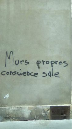 graffiti on the side of a building that says murs propres consiience sale