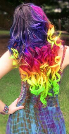 I thought this hairstyle and haircolor was very unique and different you don't see many people with rainbow hair but i would love to dye my hair like this❤️❤️❤️ Rainbow Hair Extensions, Scene Girl, Fest Outfits, Colored Hair