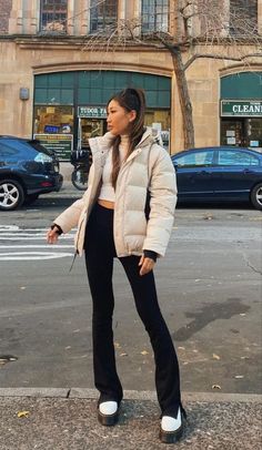 White Platform Chelsea Boots Outfit, Madrid Outfits Winter, Puffer Jacket Outfit Winter Style, White Puffer Jacket Outfit, Puffer Outfit, Winter Jacket Outfits, White Puffer Jacket, Nyc Winter