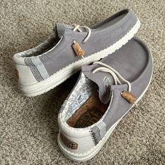 Size 10 Men’s Hey Dudes, Light Gray Color. Like Brand New, Worn Once. Hey Dudes For Men, Hey Dude Shoes Men, Les Fashion, Hay Dudes, Cute Hey Dudes, Mv Ideas, Snazzy Outfits, Western Things, Casual Country Outfits