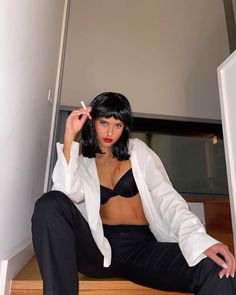 #miawallace #pulp #fiction #halloween #costume Halloween Girl Costumes, Mia Wallace Halloween Costume, Pulp Fiction Halloween, Pulp Fiction Costume, Halloween Costumes For Brunettes, Black Dress Halloween Costume