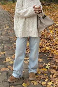 Pic/Ig @martynaszalacka White Wool Cardigan Outfit, Tennessee Fall Outfits, Ballerina Style Outfit, Fall Trousers Outfit, Fancy Fall Outfits, Colder Weather Outfits, Vinter Mode Outfits, Ugg Platform