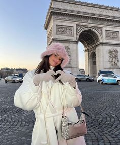 Emily In Paris Winter Outfits, Paris Photo Ideas Instagram Winter, Disney Paris Outfits Winter, Paris Disneyland Outfit, Berlin Photo Ideas, Disney Paris Outfits, Winter Outfits Paris, Disneyland Paris Outfit, Paris Winter Fashion