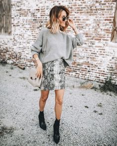 Snakeskin Skirt, Chic Loungewear, Casual Work Outfits Women, Oversize Pullover, Casual Work Outfits, Winter Mode, Skirt Outfit, Work Outfits Women, Fall Winter Outfits