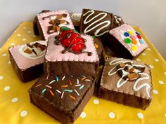 there are many decorated brownies on the table