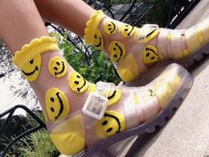 Stylish Socks, Latest Shoe Trends, Smiley Faces, Jelly Shoes, Jelly Sandals, Moda Vintage, Mellow Yellow, Smiley Face, Cute Shoes