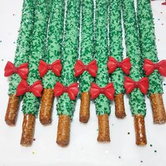 there are many candy sticks with bows on them