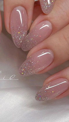 Unhas decoradas para todas as ocasiões: unhas para Réveillon, unhas brancas, unhas vermelhas, designs elegantes e inspirações de unhas pretas. Encontre ideias para unhas amendoada, unhas de gel, e o estilo coquette. Transforme suas unhas em obras de arte bonitas e sofisticadas.  Link na Bio! Unghie Sfumate, Valentine Nails, New Year's Nails, Prom Nails, Chic Nails, Nail Arts, Nail Polishes, Ombre Nails, Holiday Nails