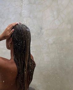 Ditch toxic ingredients and get long, healthy hair with this guide to finding the perfect natural shampoo for your hair type. Shotting Photo, Beige Aesthetic, Instagram Inspo, Insta Photo Ideas, Photo Instagram, Aesthetic Photo, Summer Aesthetic, Summer Girls, Healthy Hair