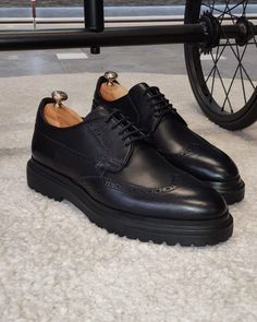 Prada Men Shoes Sneakers Black Oxford Shoes, Classy Suits, Trendy Boy Outfits, Black Shoes Men, Estilo Country, Black Oxfords, Oxford Shoes Men