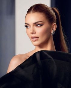 Straight Ponytail Hairstyles Wedding, Long Tail Hairstyle, Ponytail Hairstyles Kendall Jenner, Sleek Ponytail Makeup Look, Sleek Simple Hairstyles, Sleek Volume Ponytail, High Ponytail Hairstyles For Prom Sleek, High Ponytail With Part In The Middle, Makeup For Ponytail Hair