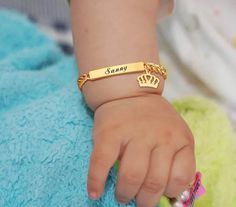 🍼 Welcome your little one with regal charm using our Custom Personalized Name Baby ID Bracelet. Crafted with care, this stainless steel curb chain link bracelet features a delicate crown accent, making it a truly royal gift for newborn girls and boys. Hypoallergenic and personalized, it's a keepsake to be treasured. 👶👑 🌟 Key Features: Customized with the baby's name for a personal touch Stainless steel construction ensures durability and allergy-free wear Adorable crown charm adds a touch of Baby Crown, Customised Bracelets, Kids Bracelets, Baby Bracelet, Gold Engraving, Id Bracelets, Perfect Baby Shower Gift, Name Bracelet, Personalized Christmas Gifts