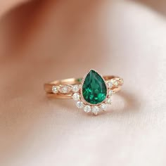 Pear Shaped Emerald Set 2pcs Rose Gold Ring - Felicegals 丨Wedding ring 丨Fashion ring 丨Diamond ring 丨Gemstone ring--Jewelry Is Forever Stacked Emerald Engagement Ring, Pear Emerald Engagement Ring, Pear Shaped Emerald Ring, Wedding Rings Emerald, Emerald Engagement Ring Set, قلادات متدلية, Ring For Wedding, Birthstone Stacking Rings, Emerald Set