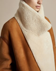 The Amo reversible shearling coat in supple Camel suede and Natural curly shearling hair is a true Arjé signature. Every detail has been carefully considered, from the density of the shearling, which feels incredibly warm yet perfectly lightweight, to the roomy cut that makes it perfect for layering and clever discreet pockets on the hair side. Embrace all parts of your personality and interchange how you wear this coat every day, all winter long. The Model is wearing a size S. Buy true to size Leather Shearling Jacket, Trends 2025, Faux Shearling Coat, What Is Fashion, I Love Winter, Couture Sewing, Winter Trends, Shearling Coat, Baby Cold