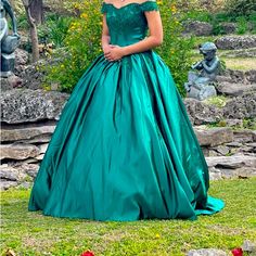 Beautiful Green Sweet 16 Or Quinceaera Dress. Fitted Green Dress For Debutante Ball, Fitted Full Skirt Dresses For Debutante Ball, Green Dresses With Ruffles And Full Skirt, Green Dress With Fitted Bodice And Full Skirt, Green Full-skirt Wedding Dress, Green Full Skirt Dress With Ruffles, Green Sweet 16, Quinceanera Dresses, Quinceanera