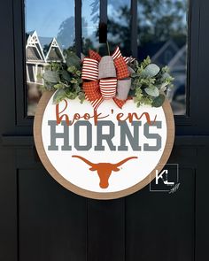 a door hanger with the words hoof'em horns on it and an image of a longhorn