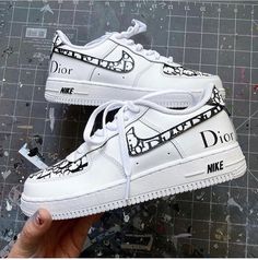 Brand New Custom Sneakers Each pair is unique Worldwide shipping Transforming ordinary into UNIQUE Before you purchase, please make sure that you choose your correct size! Shoe Artwork, Nike Custom, All White Sneakers, Custom Af1, Painted Sneakers, Air Force 1 Custom, Custom Air Force 1, Dior Logo, Sneaker Art