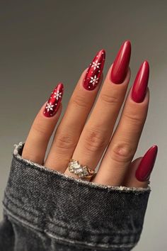 Elegant Winter Nails Red, Christmas Acrylic Nails Snowflakes, Xmas Red Nails Christmas Design, Red Christmas Nails With Snowflake, Winter Nail Ideas Almond Shape, Red Christmas Nails Snowflakes, Red Winter Nail Ideas, Red Xmas Nails Designs, Xmas Nails Snowflake